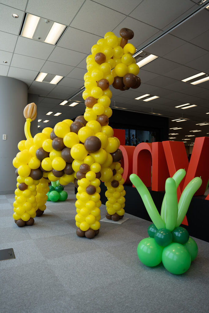 롯폰기 사무실 이벤트 장식 빨강·하양·초록 벌룬 아치와 대형 기린
