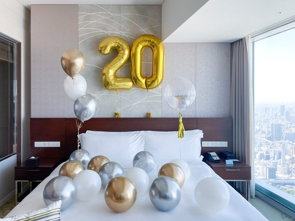 大阪マリオット都ホテルでの20歳の誕生日をゴールドとシルバーのバルーンでサプライズ飾り付け