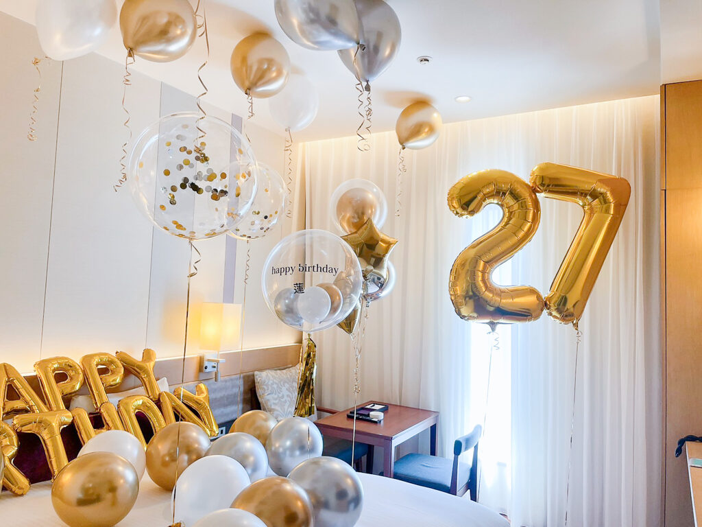 三井ガーデンホテル大阪プレミア에서의 27세 생일을 골드와 실버 풍선으로 꾸민 서프라이즈 장식