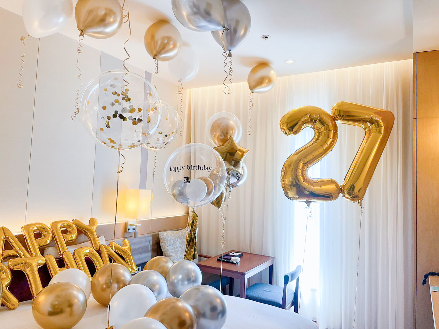 三井ガーデンホテル大阪プレミア에서의 27세 생일을 골드와 실버 풍선으로 꾸민 서프라이즈 장식