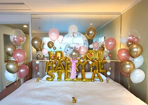 Hotel New Akao에서의 프로포즈 서프라이즈 핑크와 골드 벌룬 장식