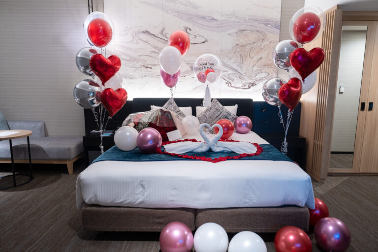 Red heart balloon surprise proposal decoration at 三井ガーデンホテル豊洲プレミア