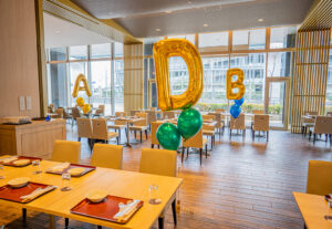 席の目印になるレターバルーン装飾