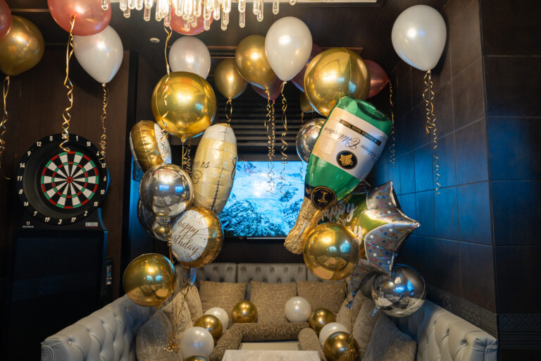 Celebrating the MODIS銀座店 Lounge with Gold & Silver Balloon Decorations