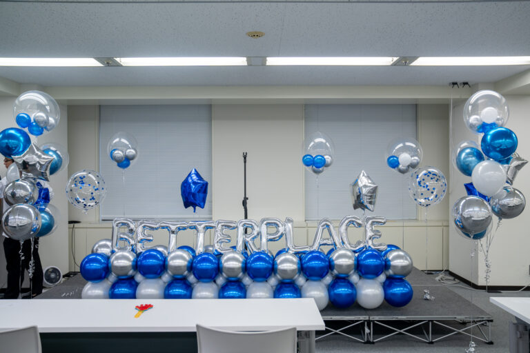 ビジョンセンター西新宿内定式气球装饰，用蓝色和银色点缀