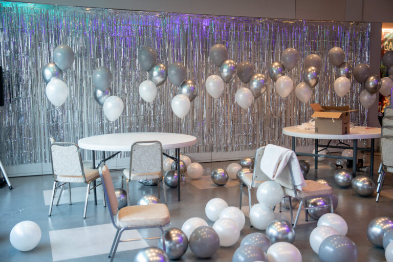 Silver & Gray-themed birthday balloon decoration at 日本ユダヤ教団