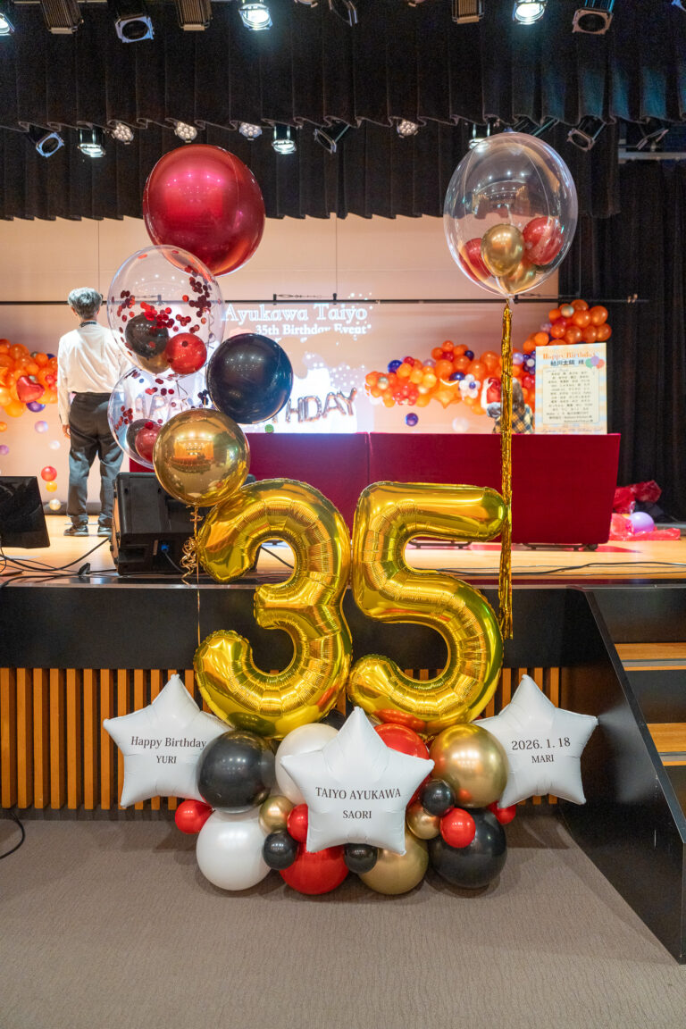 東京証券会館에서의 35세 생일 골드 벌룬 축하 장식