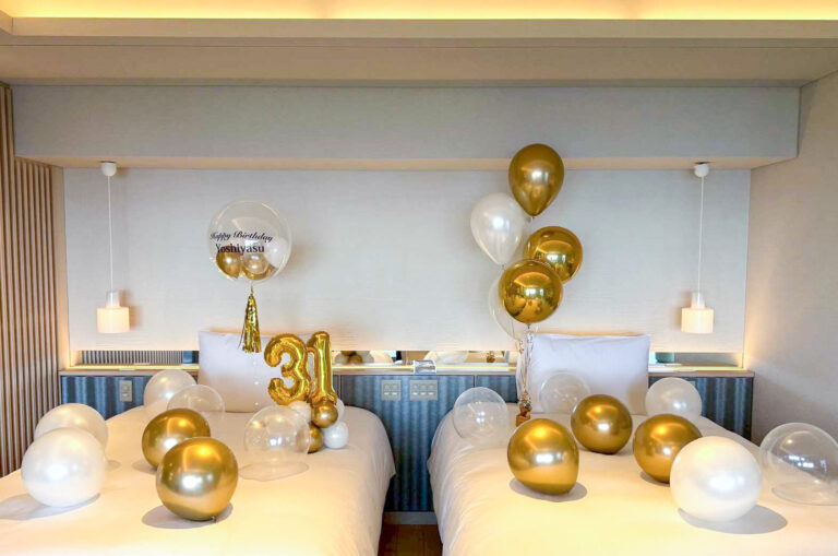 Surprise 31st Birthday Decoration in Gold & White at ATAMI せかいえ
