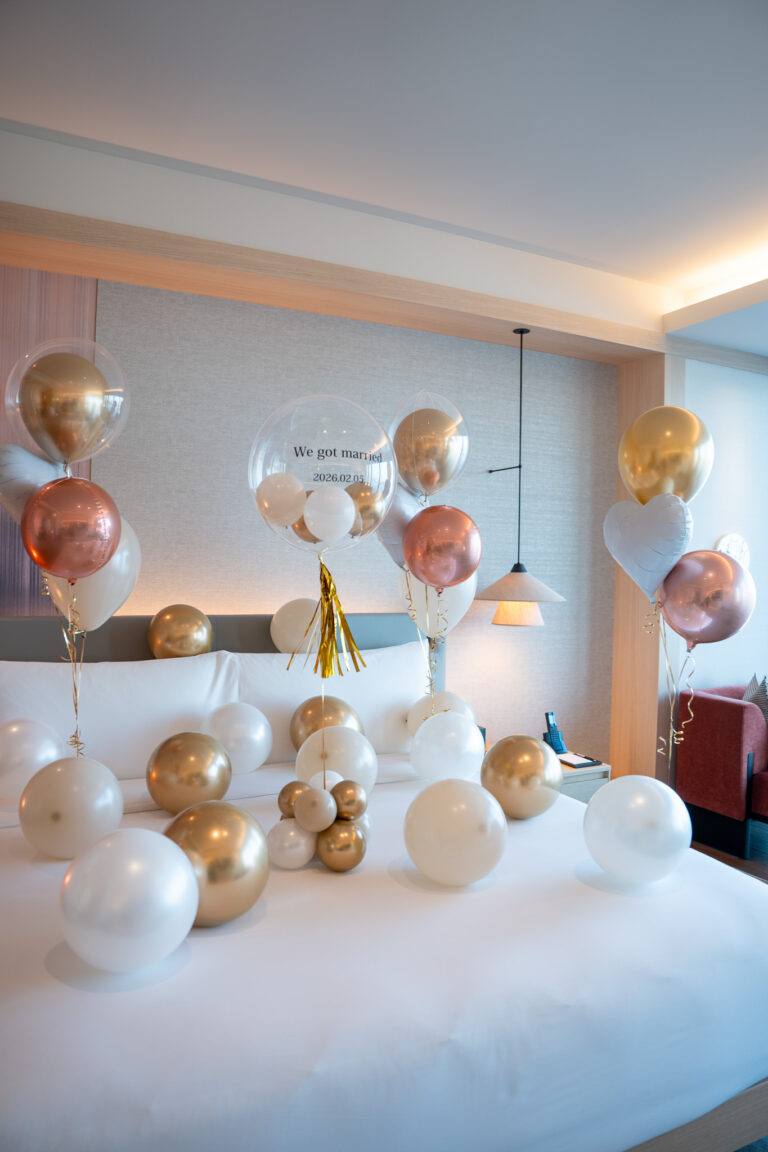 Wedding commemorative balloon production at フェアモント東京, gorgeous decoration in gold & white