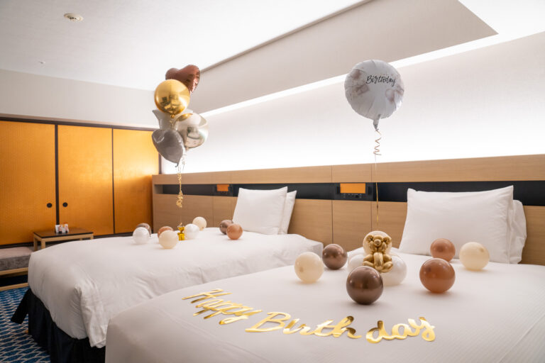 Gold & Pink Birthday Balloon Decoration at ヒルトン東京ベイ