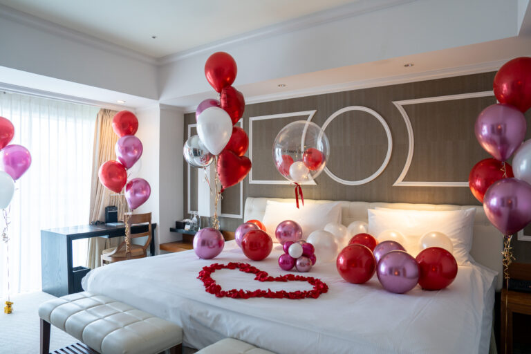 Surprise proposal decoration at ヒルトン東京お台場, red and pink balloons