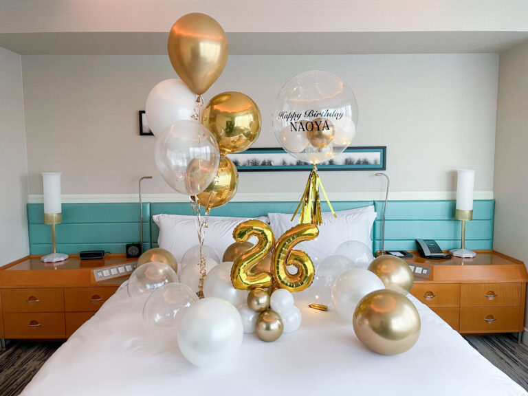 Surprise 26th birthday decoration with gold & white balloons at ザ・プリンスパークタワー東京