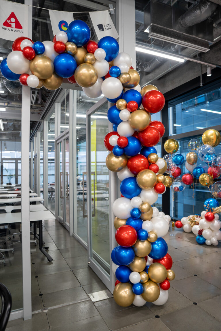 Metallic balloon arch award ceremony decoration at ライフカード銀座ビル