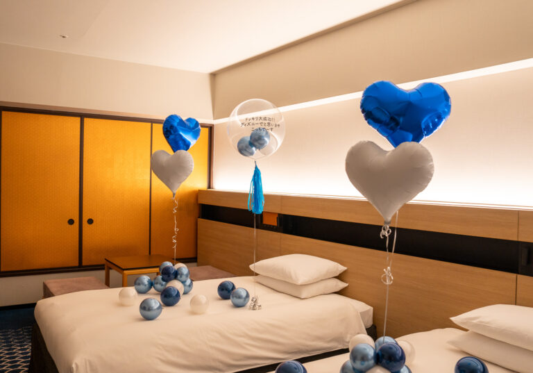 Surprise Proposal Decoration at Hilton Tokyo Bay: Elegant Blue & Silver Balloon Styling