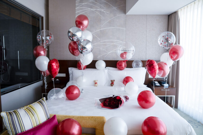 Surprise proposal decoration at 大阪マリオット都ホテル, red and silver balloon decorations