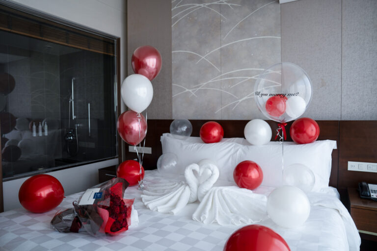 Surprise proposal decoration with red and white metallic balloons at 大阪マリオット都ホテル