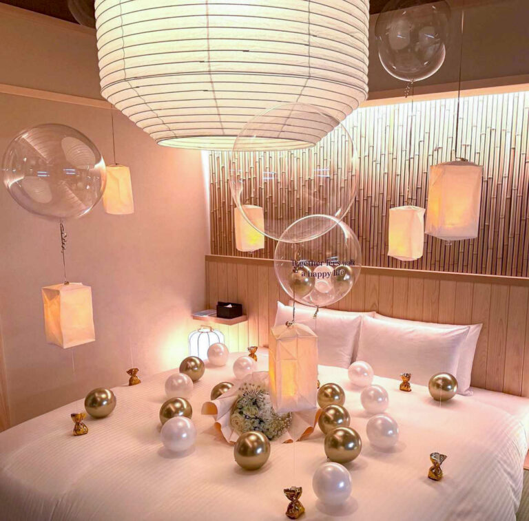 Surprise Balloon Decoration at Nazuna箱根 宮ノ下: Luxurious Pink & Gold Bedroom Decor