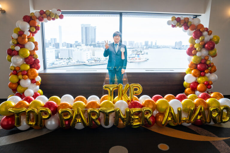 Decorating the award ceremony at TKP Garden City Hamamatsucho with gold & red balloons