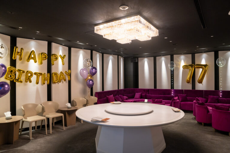 77th Birthday Celebration with Gold Balloon Decorations at IL Brio 麻布