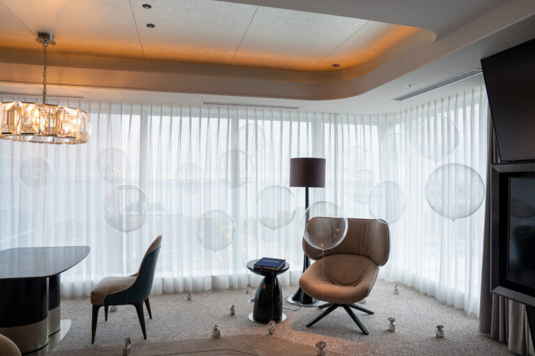 Surprise decoration with clear balloons in a suite at ザ・カハラ・ホテル&リゾート横浜
