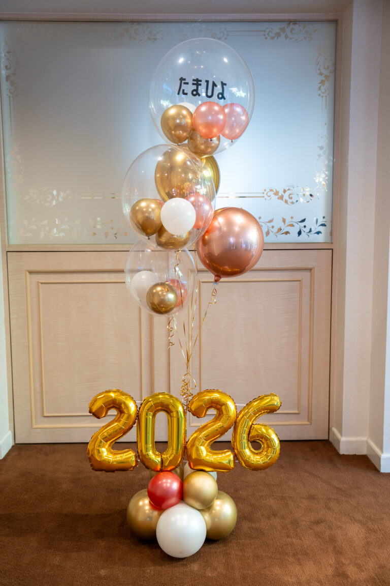 Presentation at Meiji Kinenkan: Gorgeous Gold & Coral Pink Balloon Decoration