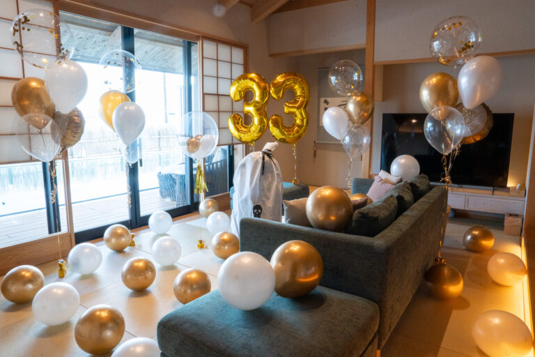 Surprise 33rd Birthday Gold & White Balloon Decoration at 鴨川温泉璃庵