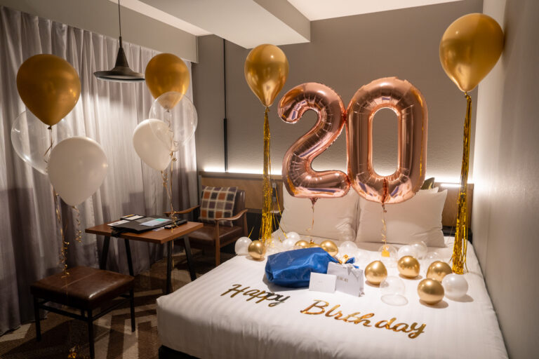 Surprise 20th birthday decoration with gold balloons at 渋谷ストリームホテル