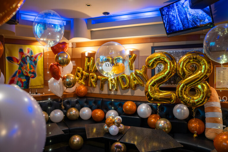 Surprise 28th birthday decoration with gold balloons at BARエルフ本店 ROOM
