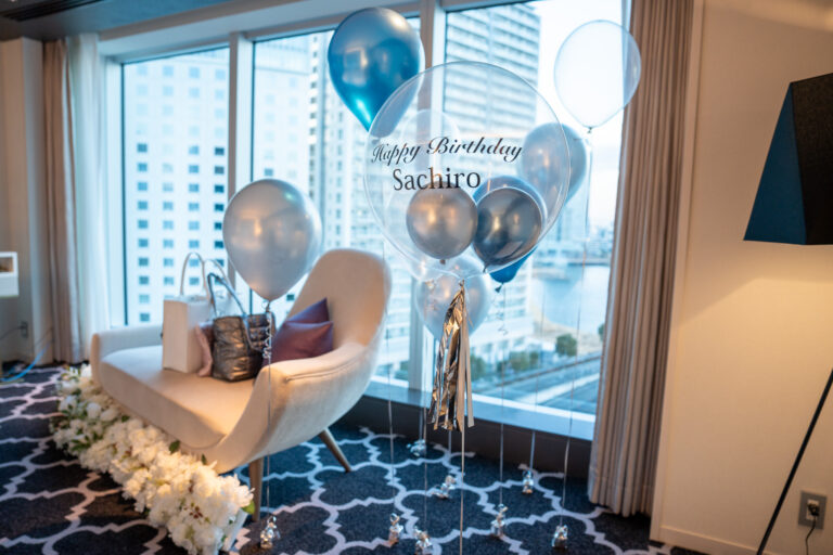 Silver & blue balloon birthday surprise decoration at ザ・カハラ・ホテル&リゾート横浜