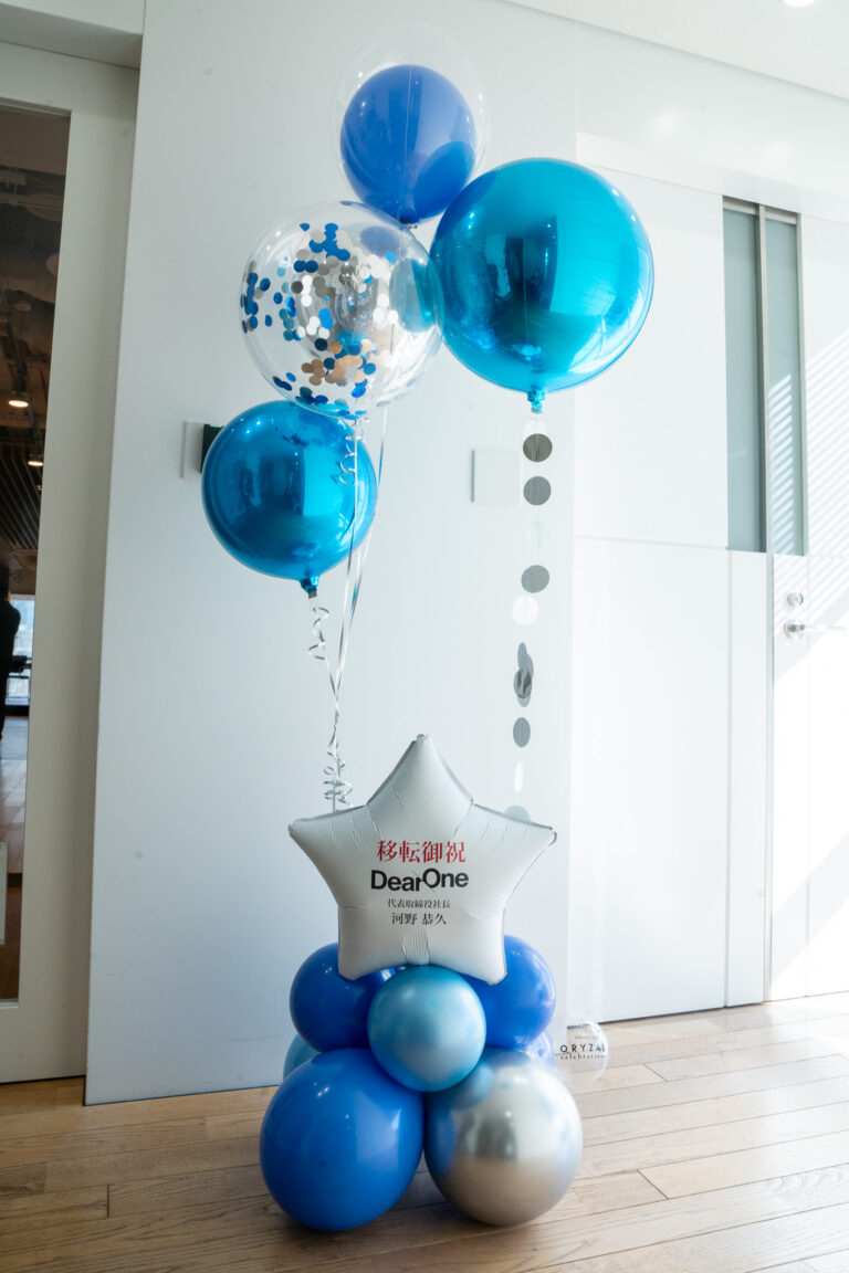 Blue-toned balloon stand relocation celebration decoration decorating the lobby of KDX虎ノ門一丁目ビル
