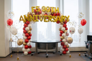 赤坂のオフィスで30周年記念をゴールドバルーンで祝う法人パーティー飾り付け