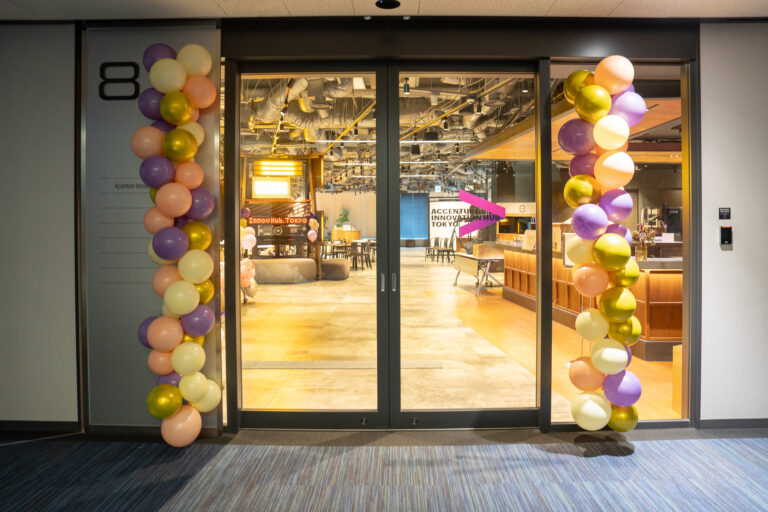 Decorating Family Day at 住友不動産麻布十番ビル with pastel colored balloons
