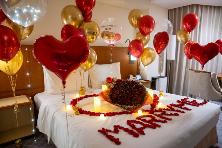 Surprise proposal setup at 帝国ホテル東京, red & gold balloon decoration