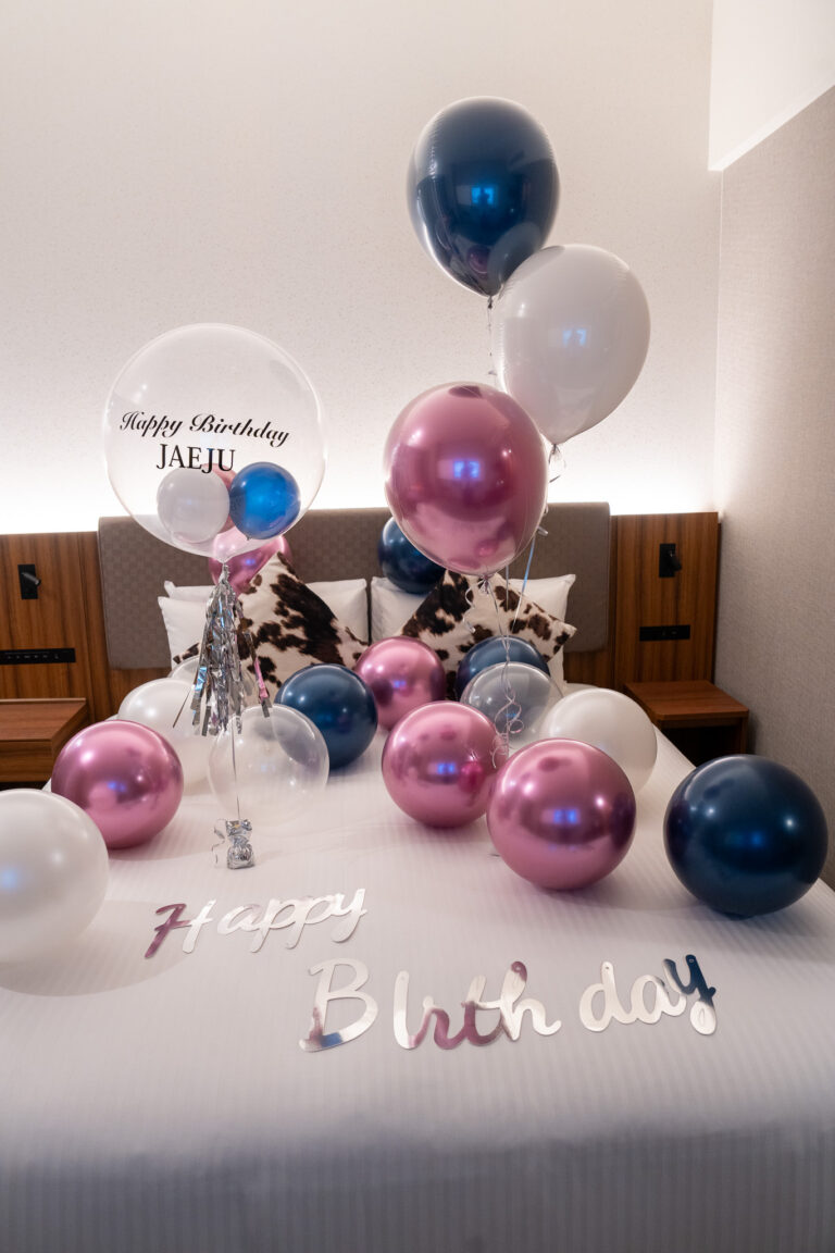Pink & navy birthday surprise decorations at 三井ガーデンホテル豊洲プレミア