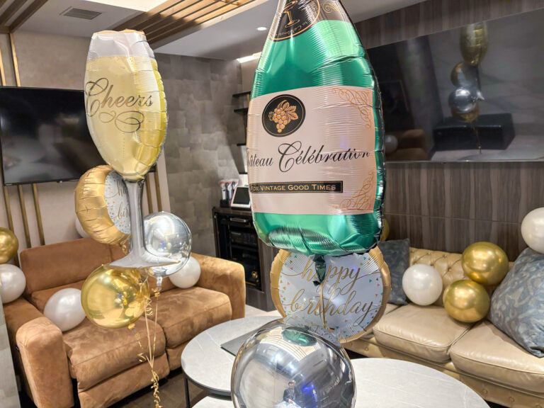 Birthday celebration decorations using champagne bottle balloons at the MODIS新宿本店 lounge