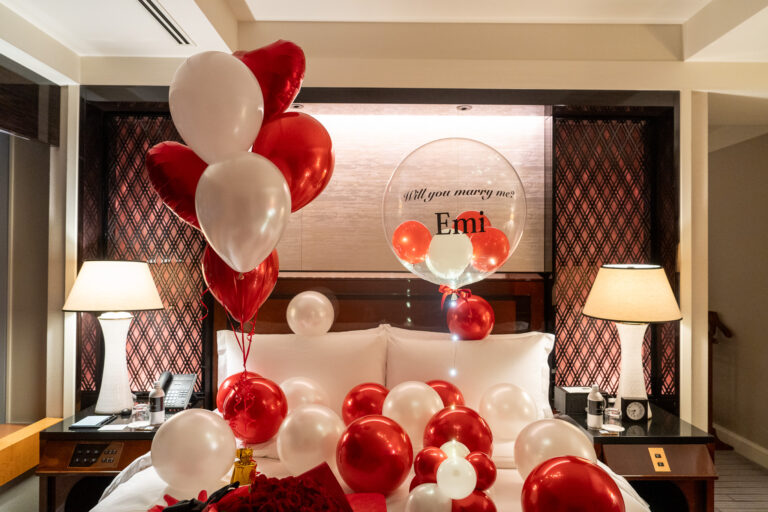 Surprise proposal decoration at ザ・リッツ・カールトン東京, romantic red and white balloon styling