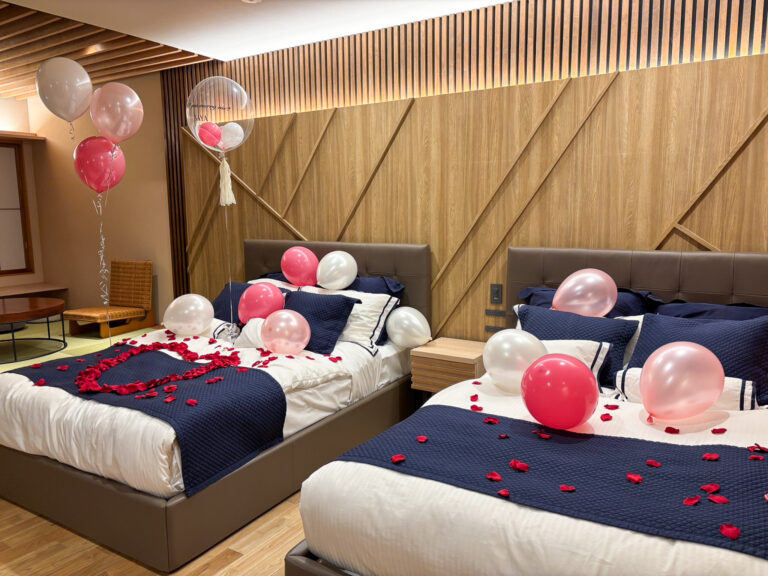 Surprise proposal decoration at ホテル長崎, romantic red and pink balloon styling