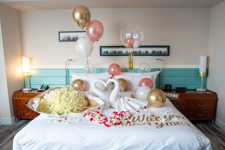 Surprise proposal decoration at ザ・プリンスパークタワー東京, gold & rose pink balloon styling
