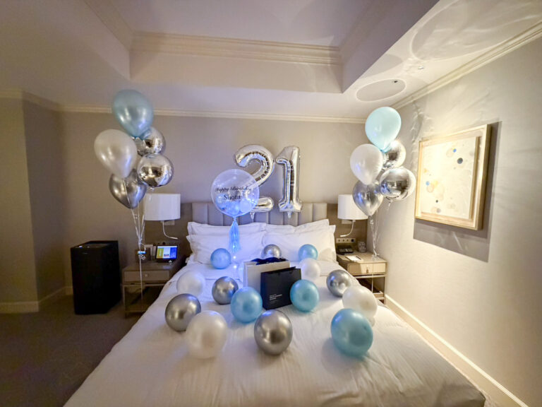21st birthday surprise balloon decoration at 名古屋マリオットアソシアホテル