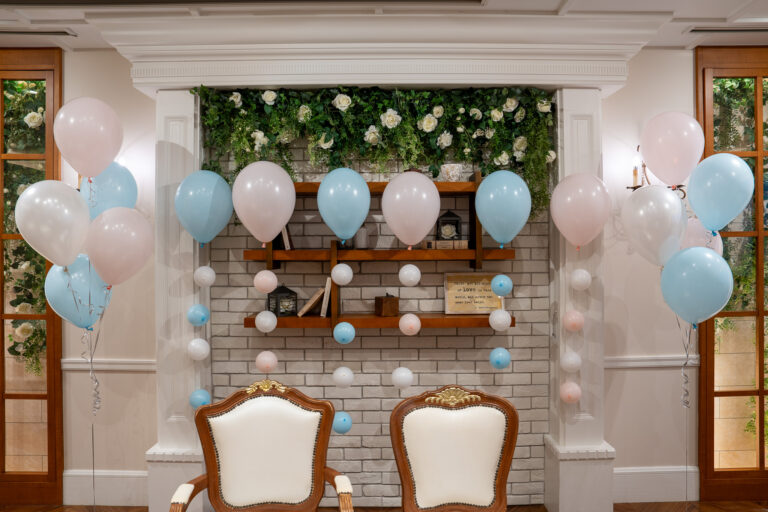 Baby shower at ロザンジュイア広尾迎賓館, celebratory decorations with pale-colored balloons