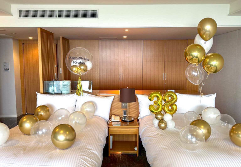 Surprise 38th birthday decorations in gold & white at 熱海倶楽部迎賓館