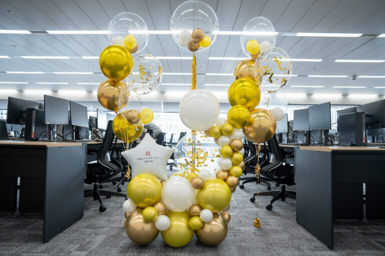 Launch event at 大阪三井物産ビル, gold & white balloon decoration