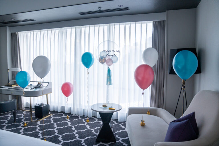 Turquoise blue birthday surprise balloon decoration at ザ・カハラ・ホテル&リゾート横浜