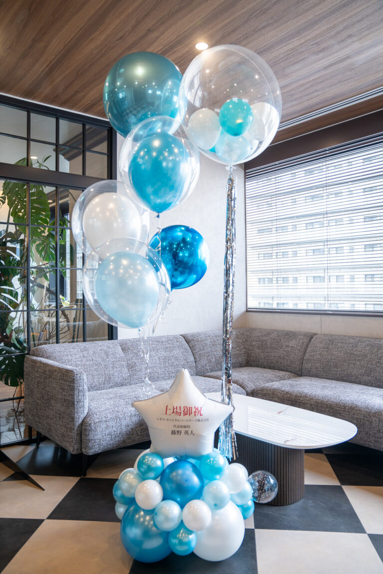 Blue gradient IPO celebration balloon decoration at イノバセル株式会社