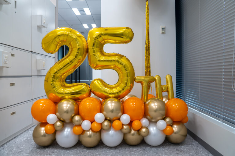 25th Anniversary Gold Balloon Decoration at 住友不動産田町ビル