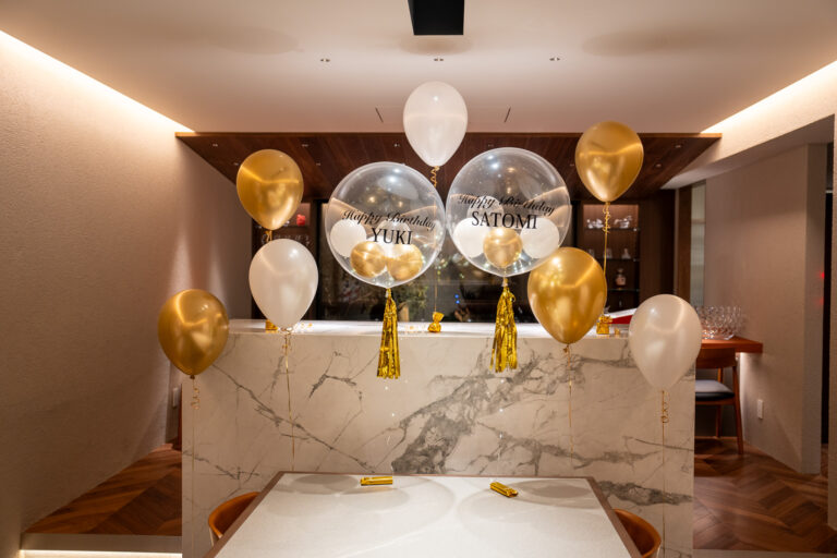 Birthday surprise decoration with gold & white balloons at ゼファ表参道テラス