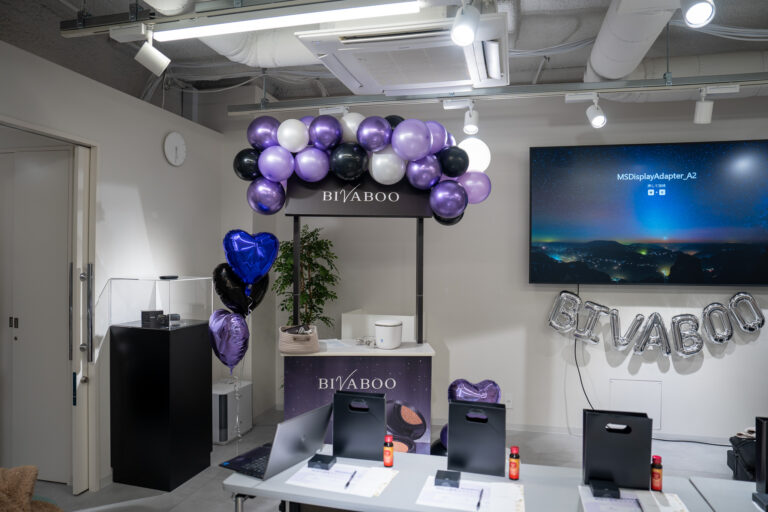 Pop-up store decoration at バルビゾン7番館, gorgeous decoration adorned with a metallic purple balloon arch
