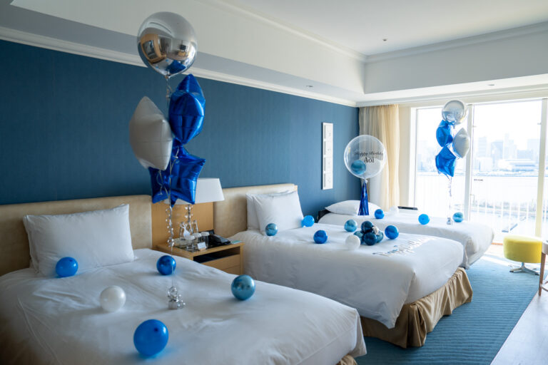 Teal Blue & Silver Birthday Surprise Balloon Decoration at ヒルトン東京お台場