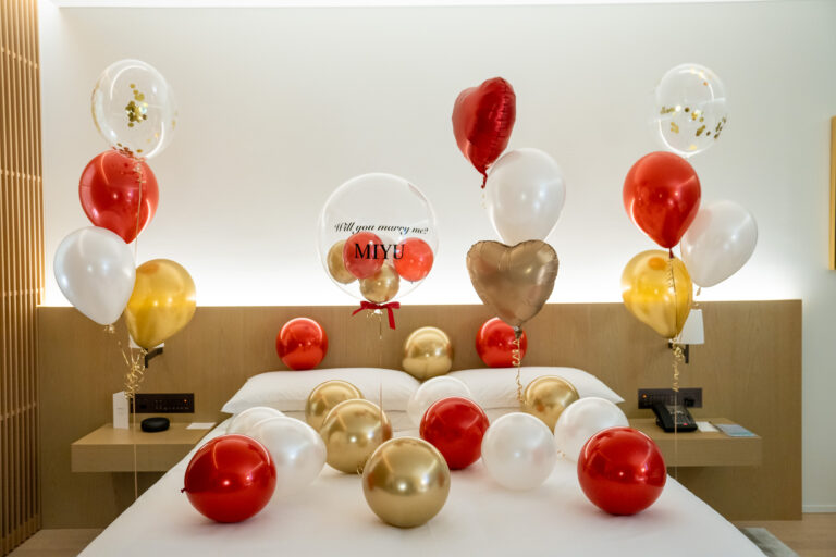 Surprise proposal at The Tokyo EDITION, Toranomon: Red and gold balloon decoration