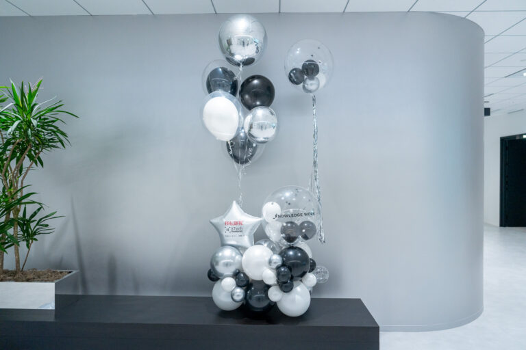 Office relocation celebration balloon decoration at 麻布台ヒルズ 森JPタワー